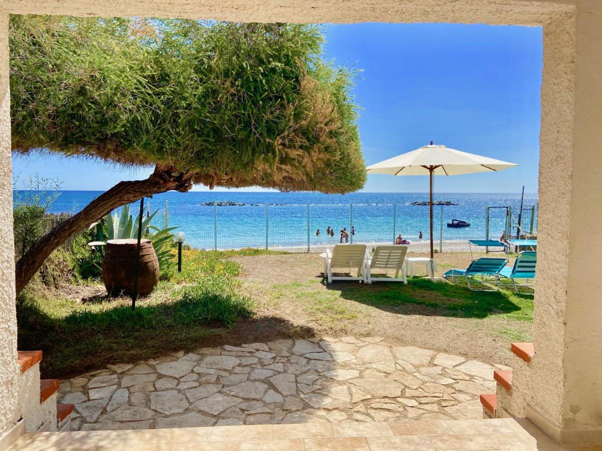Paradise Beachfront Villa, Porto Columbu, Sardinia Porto Columbu - Perd'E Sali Eksteriør billede