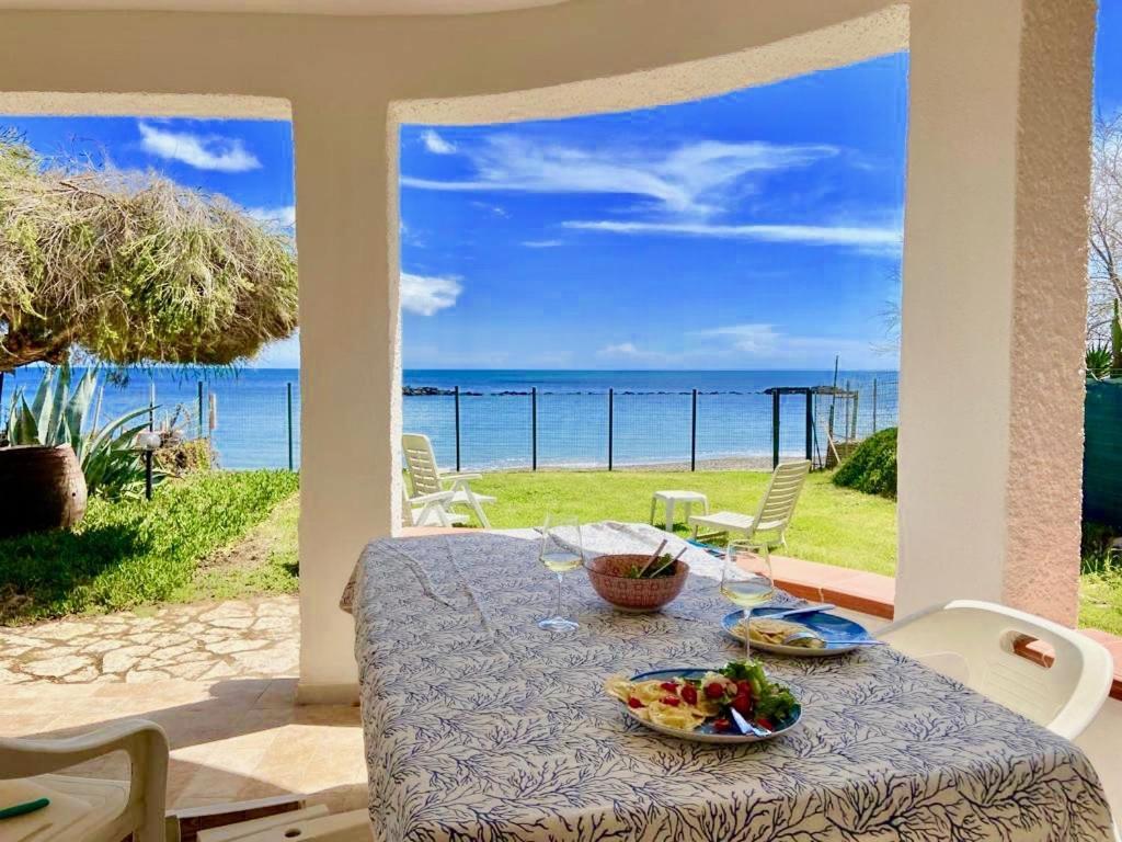 Paradise Beachfront Villa, Porto Columbu, Sardinia Porto Columbu - Perd'E Sali Eksteriør billede